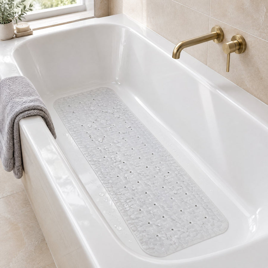 Tapis de baignoire antidérapant long et transparent posé au fond d'une baignoire blanche