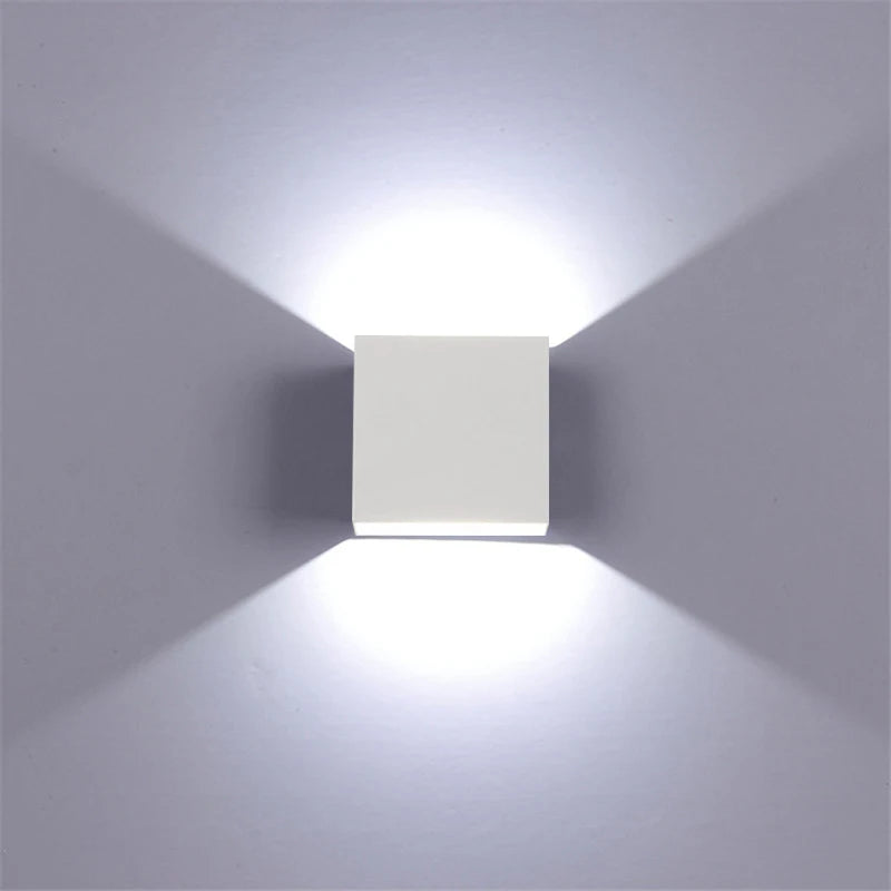 Applique Murale LED Cube Aluminium, Noire ou Blanche, 10 cm, 6 W