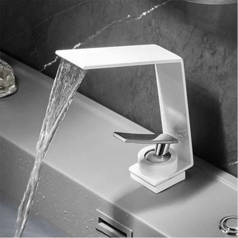 Mitigeur Lavabo Cascade Doré Brossé en Laiton, Design Angulaire Monotrou
