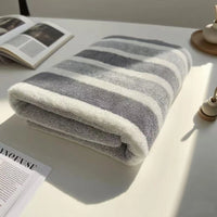 Serviette de Bain Rayée 70 x 130 cm, Vert Sauge ou Gris