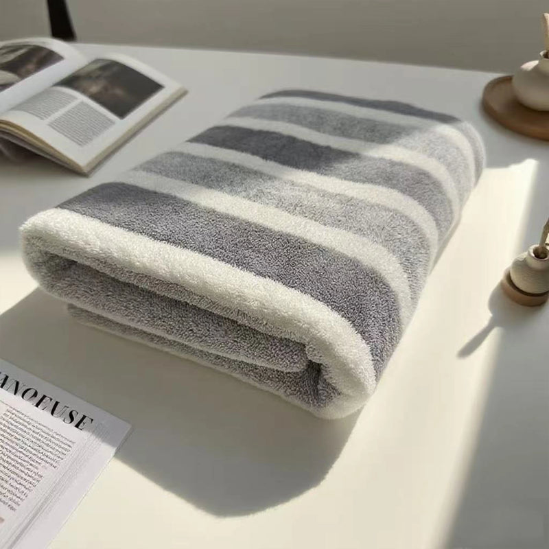 Serviette de Bain Rayée 70 x 130 cm, Vert Sauge ou Gris
