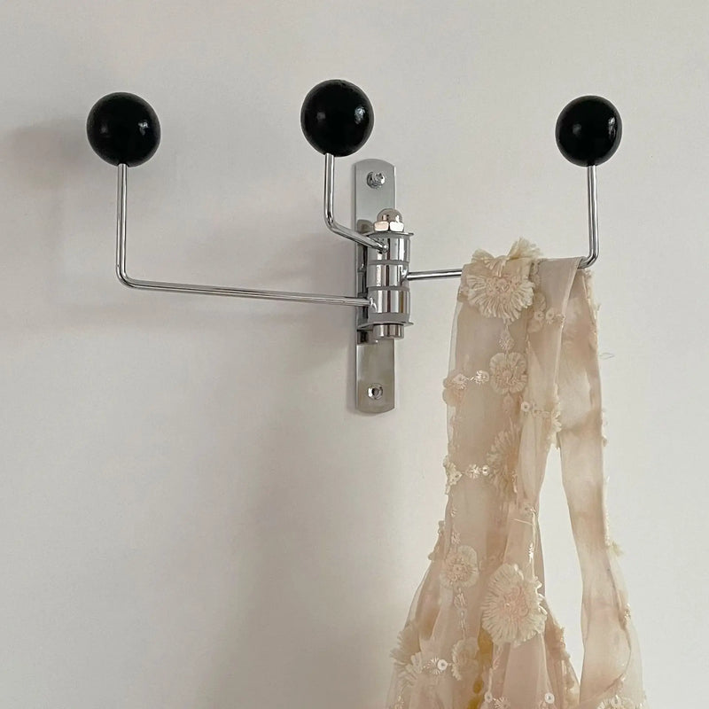 Patère Salle de Bain Murale Pivotante à 3 Bras, Fer et Boules de Bois